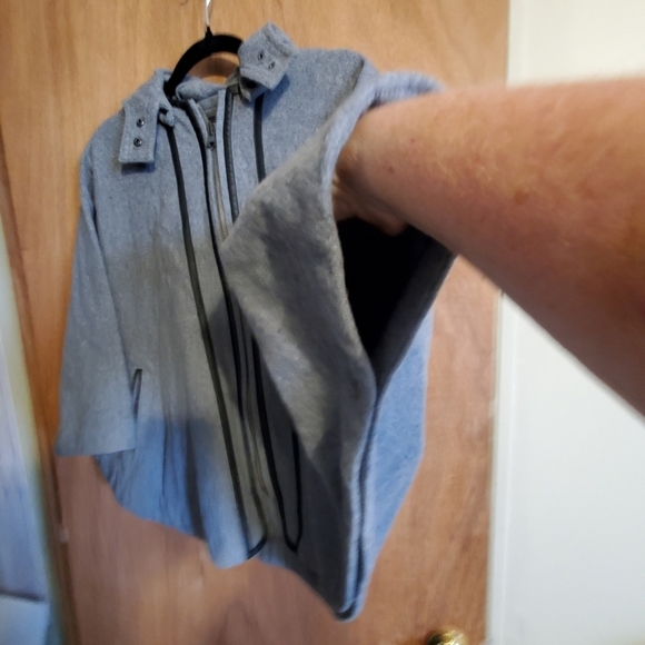 Banana republic.  Women's sz xs poncho wool cape. Detachable hood. Grey. - Picture 2 of 16